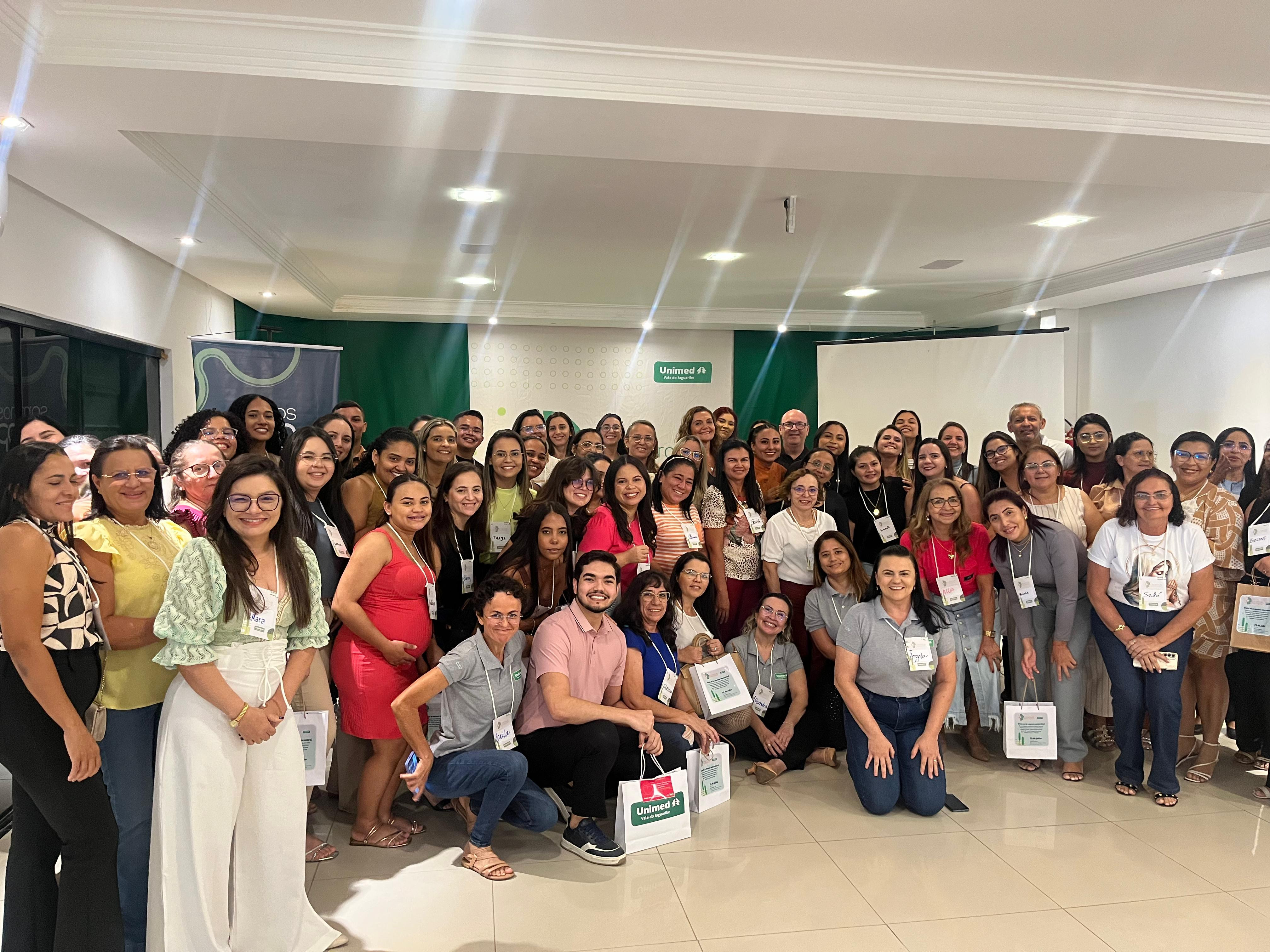 Atendentes da Unimed Vale do Jaguaribe participam de formação sobre inteligência emocional